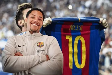 El delantero brasileño estuvo en las oficinas de club para sacarse foto con su camiseta oficial del Barça 