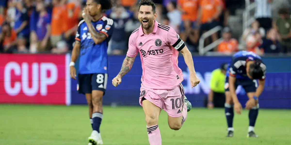 El astro argentino volvió a hacer de las suyas junto a sus amigos y leyendas del Barça, Busi y Jordi quienes encaminan al equipo a un nuevo título