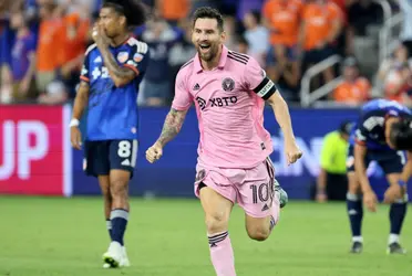 El astro argentino volvió a hacer de las suyas junto a sus amigos y leyendas del Barça, Busi y Jordi quienes encaminan al equipo a un nuevo título