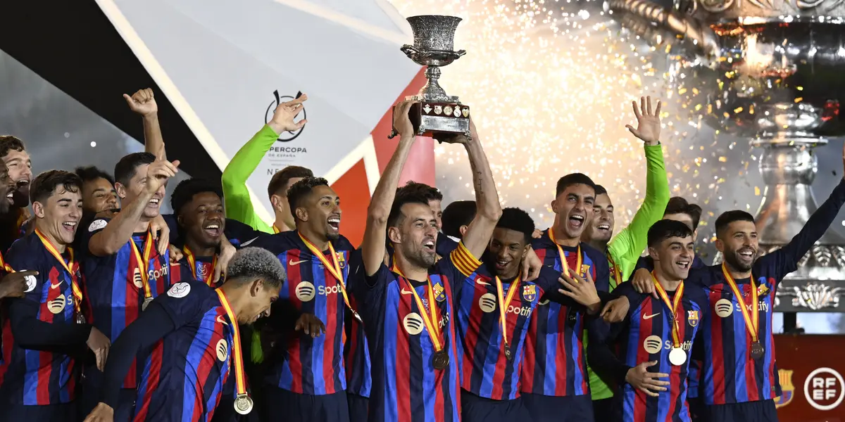El Barça levantando el trofeo de la Supercopa de España el año pasado