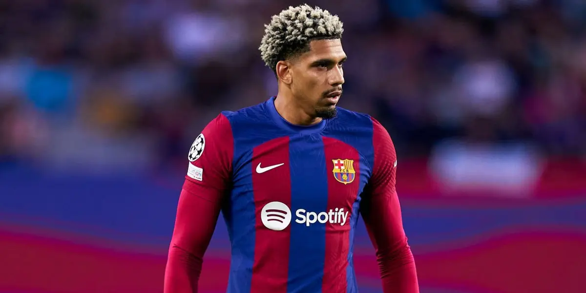 El charrúa se animó a patear un tiro libre en el partido de ayer, pero no salió como lo tenía en mente y sus compañeros tuvieron una graciosa reacción en la grada