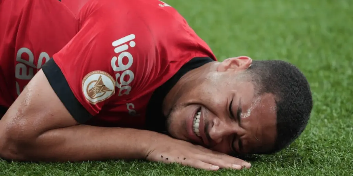 El delantero brasileño sufrió una durísima entrada y ahora estaría tres meses afuera de las canchas, pese a los informes que se tenían en España